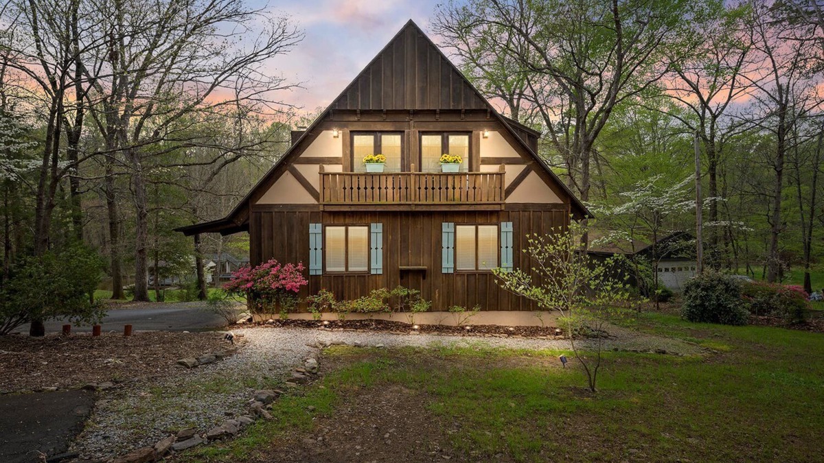 Bracey House | Private Cove, Sleeps 18, Pool Table, Kayaks, Dock