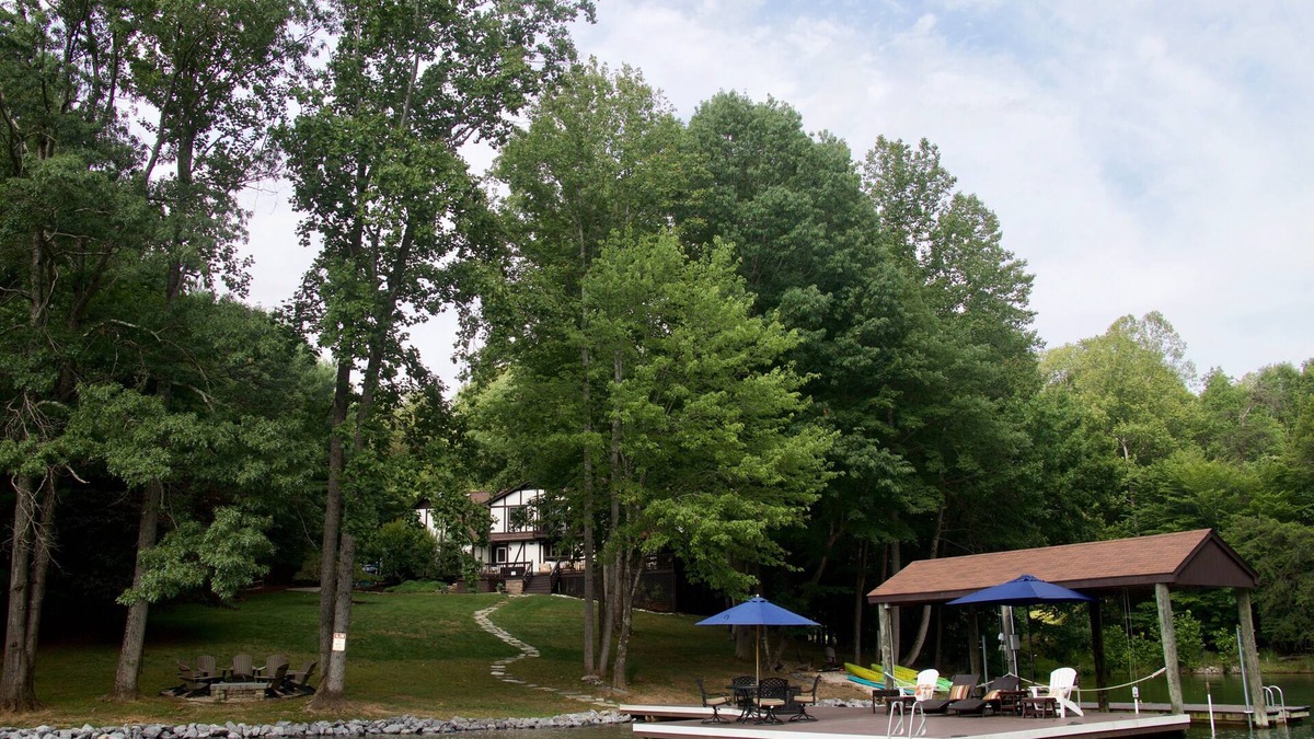 Huddleston House | Private Coveside Paradise! WiFi, Hot Tub, FLAT Lot, Game Room, Kayaks, Beach