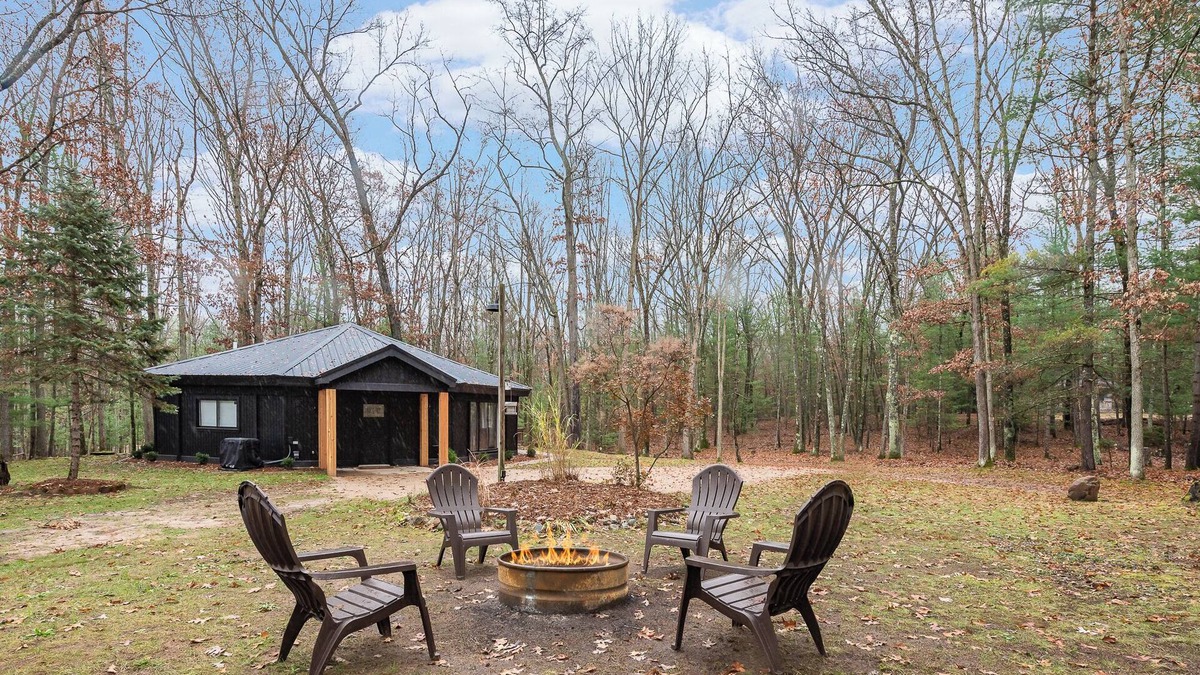Baldwin Cabin | Private Cozy Cabin in the woods minutes from Baldwin with WiFi, AC and Hot Tub