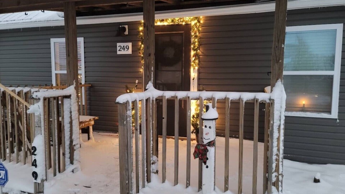 South Charleston House | Private COZY home- RAVE REVIEWS- located in charming village- 8 miles to I-70!