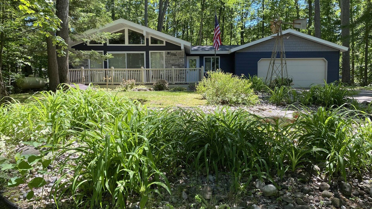 Higgins Lake House | Private, Cozy, Quiet on double lot near Beautiful Higgins and Houghton Lakes