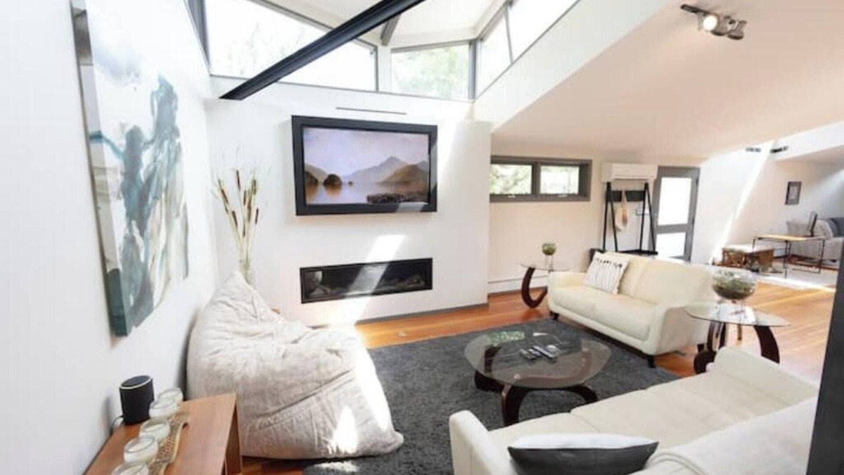 Golden House | Private Creek + Patio, Walkable, Bright Cozy Vibe