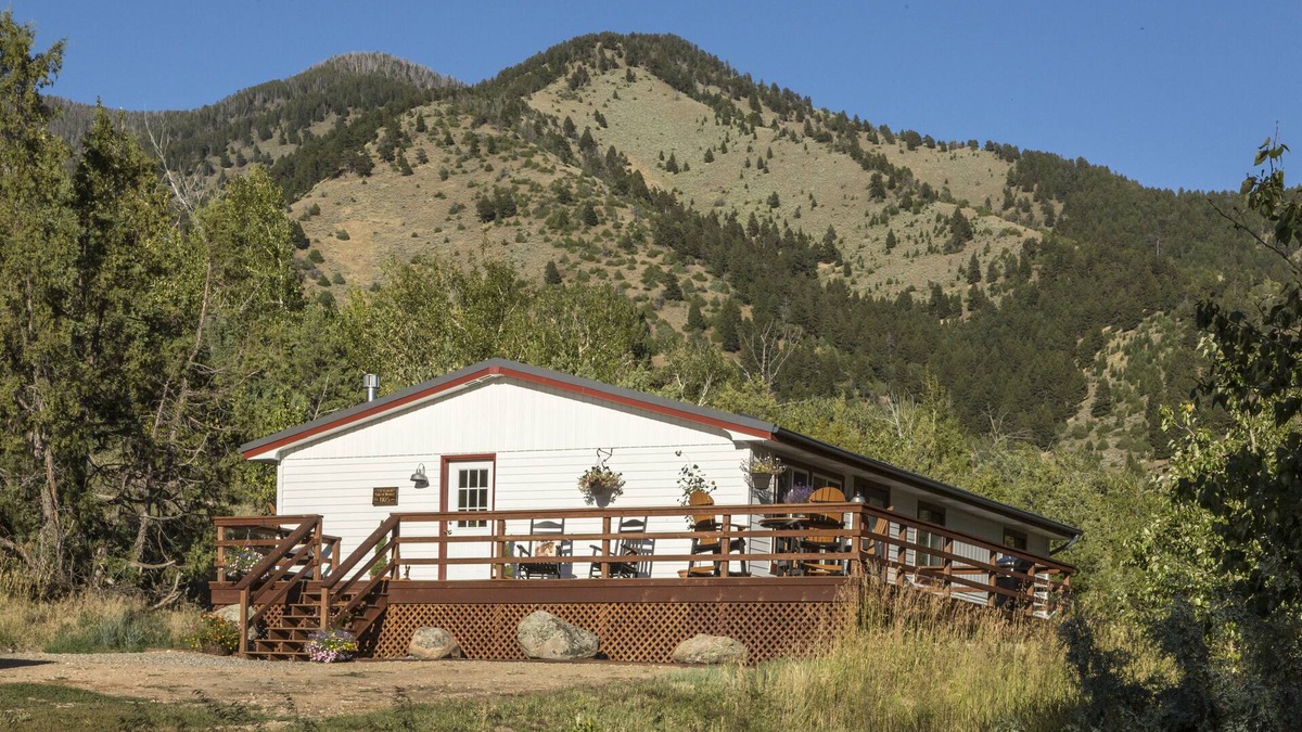 Cameron House | PRIVATE creekside house on cattle ranch 45 mins from Yellowstone National Park