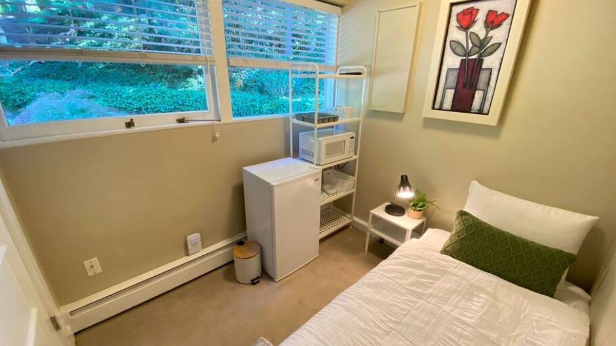 Caulfeild House | Private cute twin bedroom in Cedar Woods!