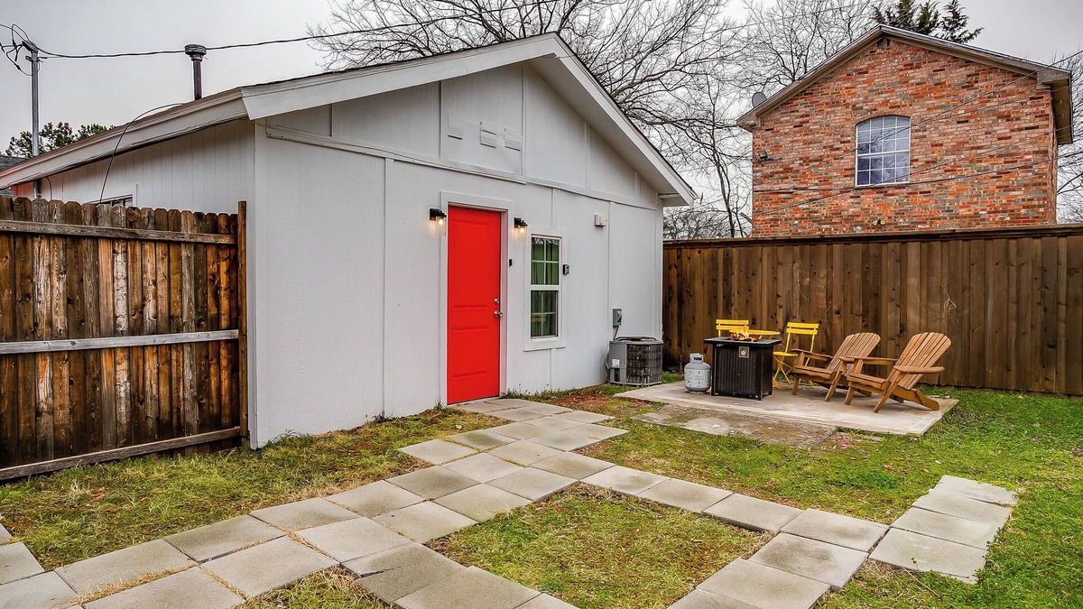 Oak Cliff House | Private Dallas Oasis | Cozy King Bed Guesthouse