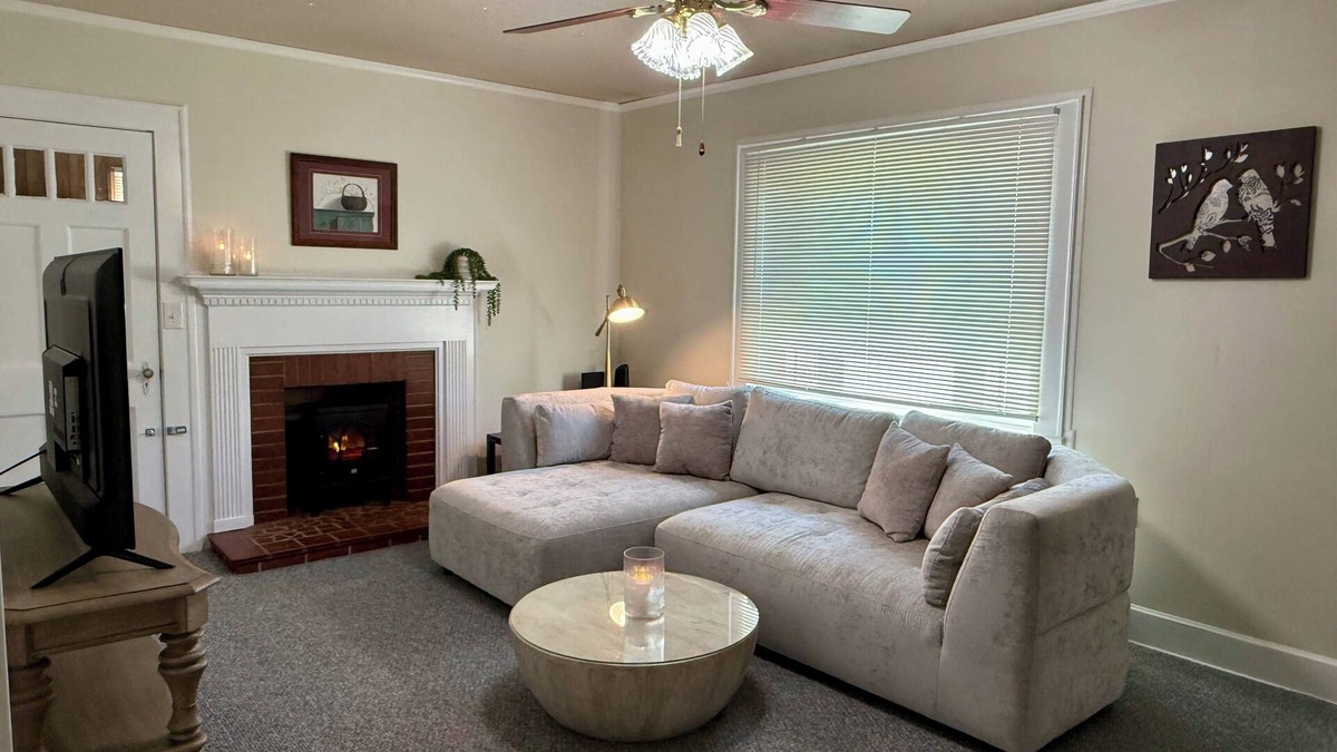 Anderson Cottage | Private Deck + Yard - Sleep Number Bed for comfortable stay ๐