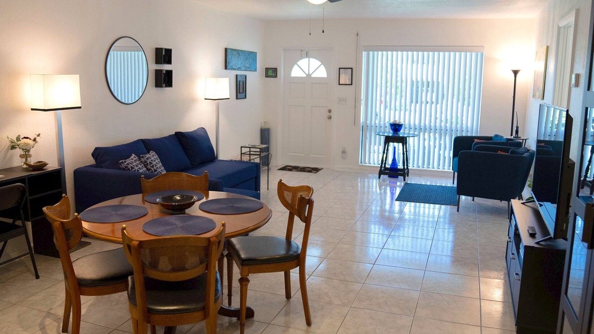 Coral Ridge Isles House | Private designer 8 room art getaway 2 Br-2Ba Full Kitchen Barbecue Patio Beach