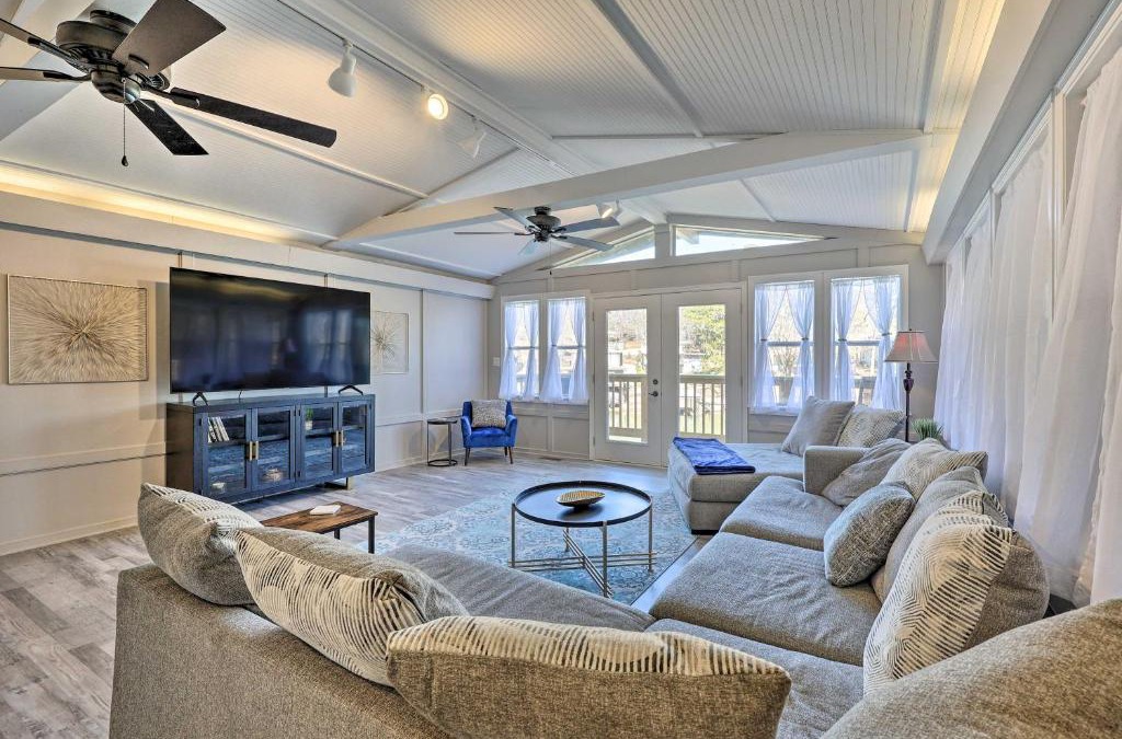 Rockwell House | Private Dock and Deck Lakefront Hot Springs Home!