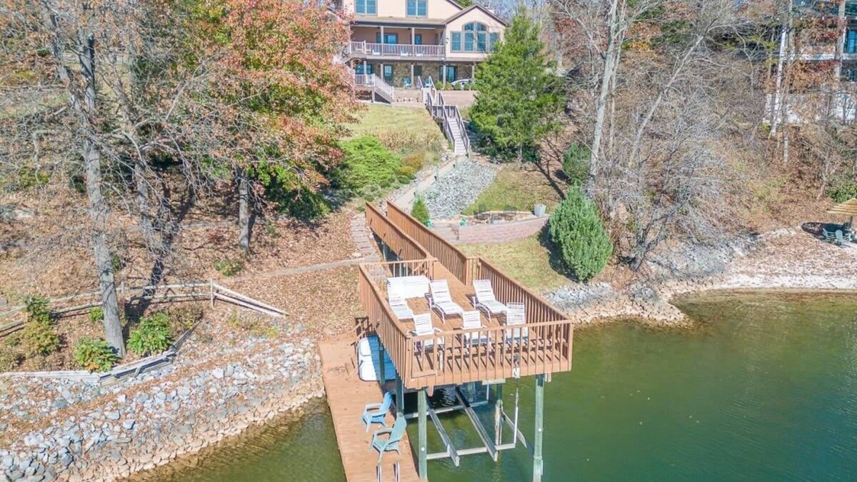 Moneta House | Private Dock, Lake Views & Outdoor Fun