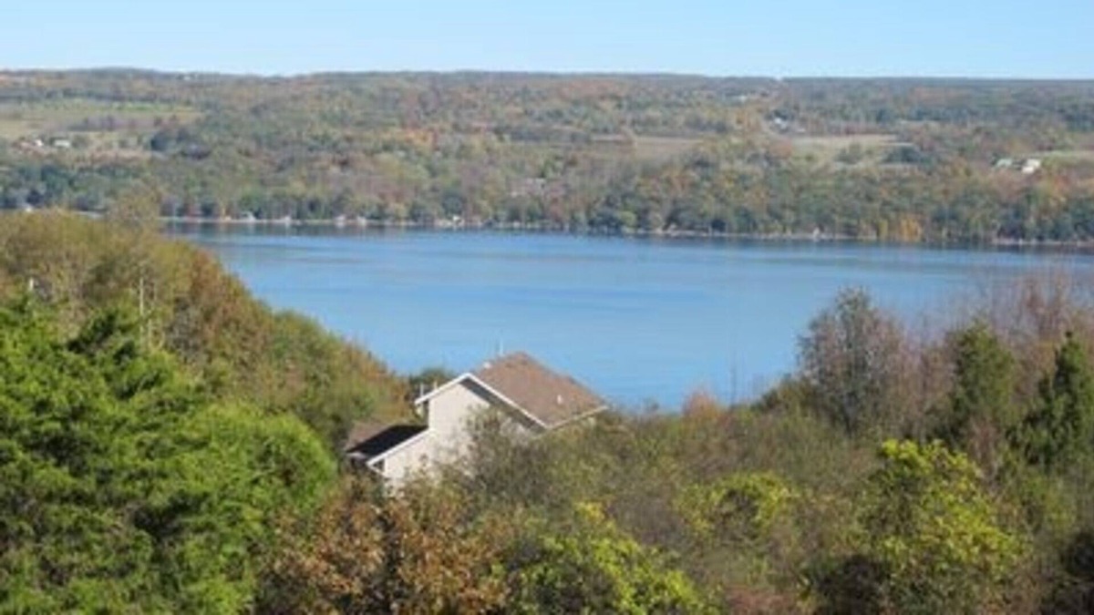 Valois House | PRIVATE DOCK on WINE-TRAIL!!! Superb WiFi &4 acres of privacy on the wine trail!