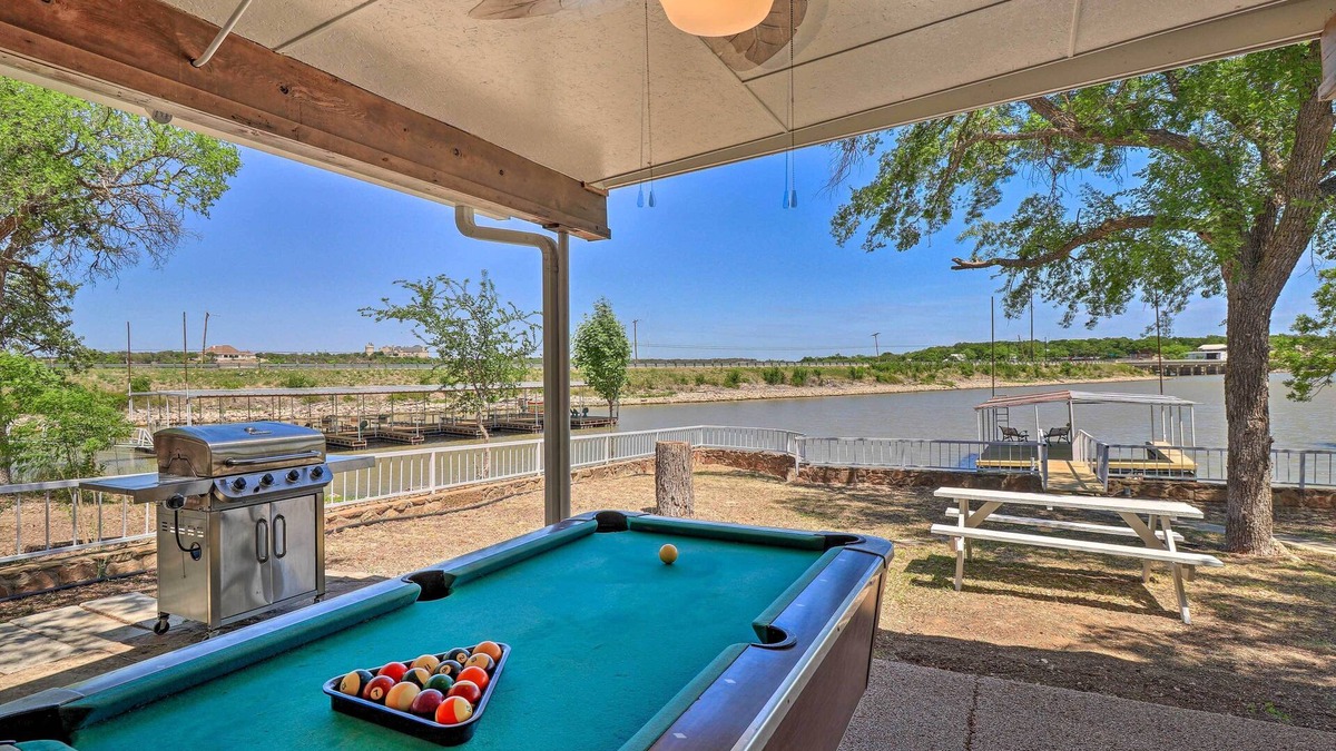 Brownwood Cottage | Private Dock - Waterfront Lake Brownwood Gem!