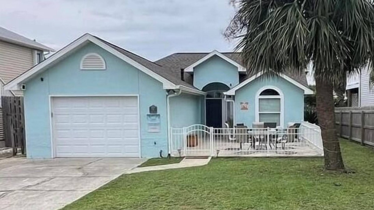 Port St. Joe House | Private DOG FRIENDLY Home! 2 Min Walk to Beach, Fenced Yard, Firepit