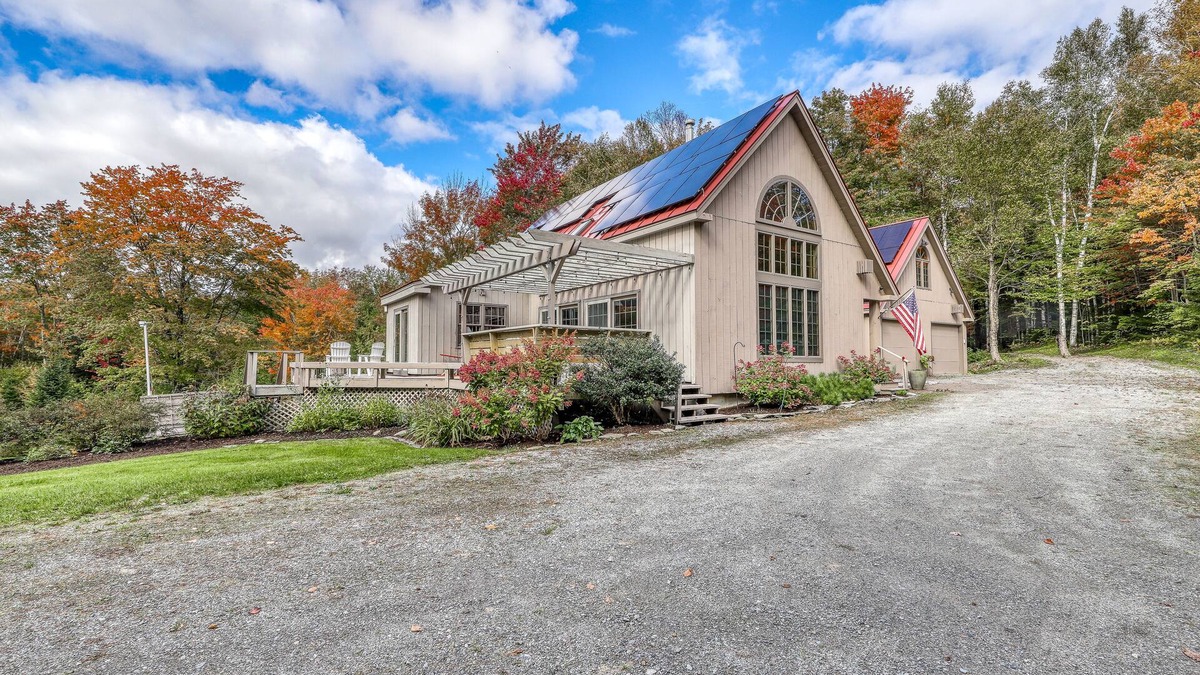Stratton and Bromley Ski Areas House | Private, Dog-Friendly Estate with Free WiFi, Fireplaces, Washer/Dryer, & Pond