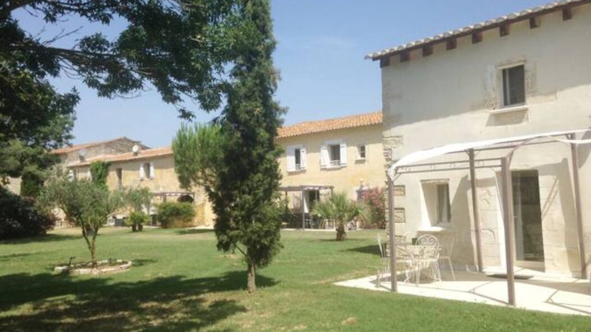 Saint-Gilles House | Private Domain 36 pers. with 2 pools, consisting of authentic Mas and Houses