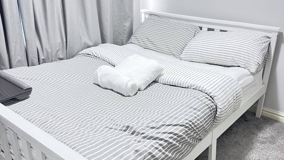Wigan House | Private Double Room in Peaceful Neighbourhood close to Wigan City Centre.