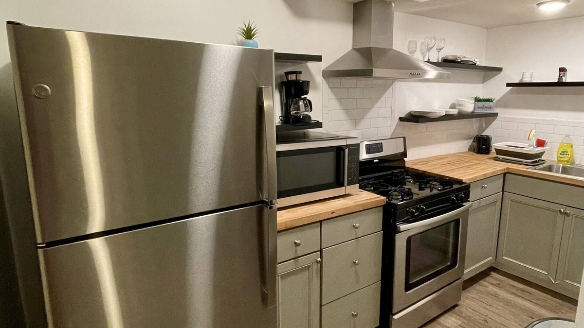 Livingston Park Apartment | Private downtown Columbus 1 bed/1 bath mins from hospitals, sports & airport