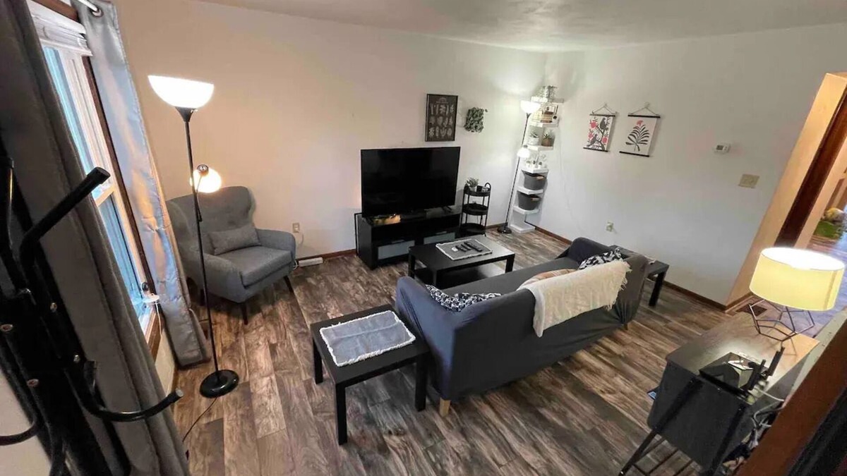 Johnstown House | Private duplex in Roxbury near Hospital/Arena - Pet Friendly