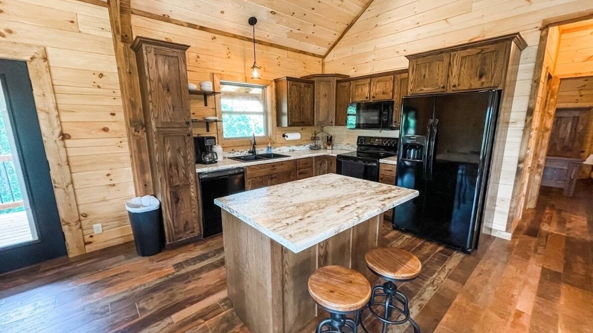Van Buren House | Private Elk Pointe Cabin next to Big Spring Park & Current River