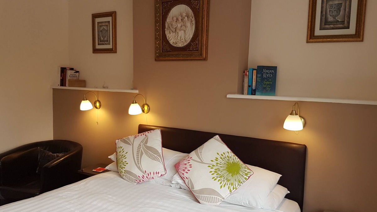 Frampton on Severn House | Private ensuite double room in guest house