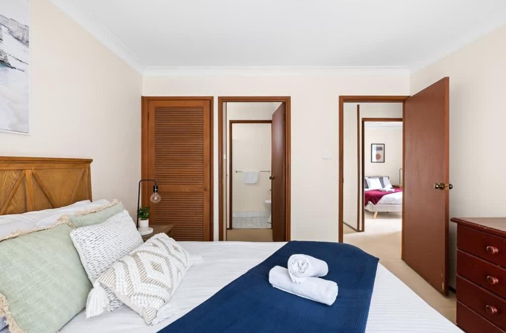 Milperra House | Private Ensuite Queen Room - Centrally Located at Milperra