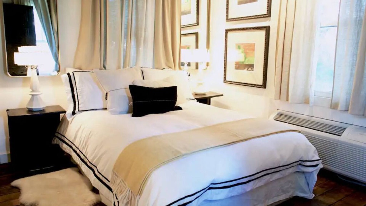 Elloree House | Private entrance charming room with clawfoot tub.