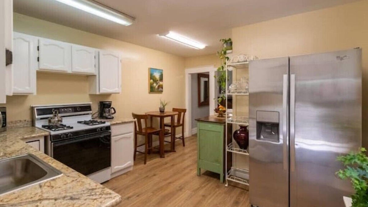 Midtown Sacramento House | Private entrance, Gated, Cozy, Comfyn