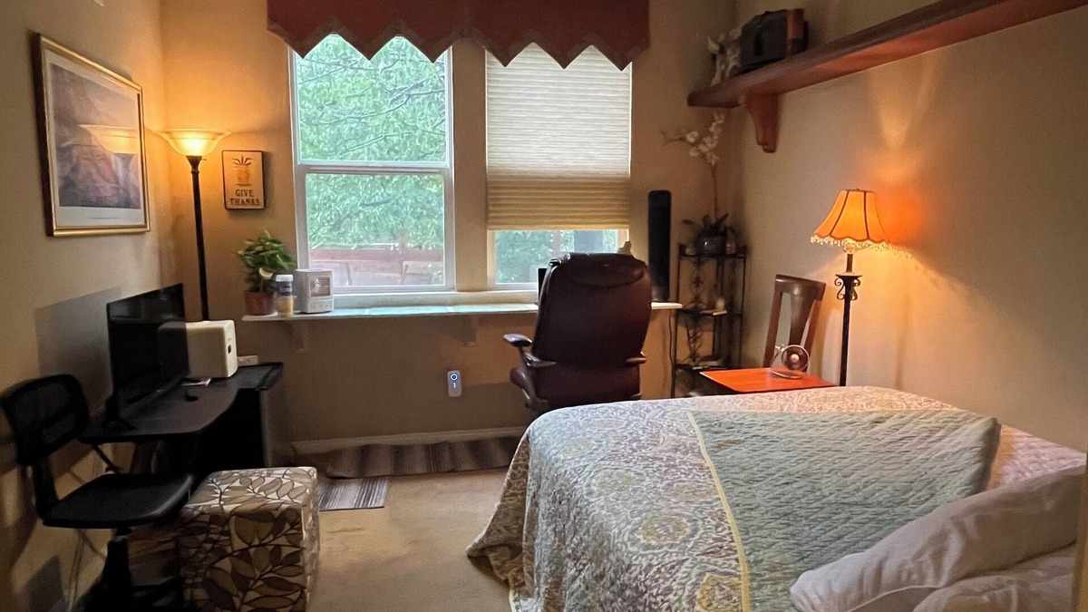 Moorpark Bed & Breakfast | PRIVATE ENTRANCE: GUEST SUITE w ENSUITE BATHROOM & KITCHENETTE; LAUNDRY ROOM use