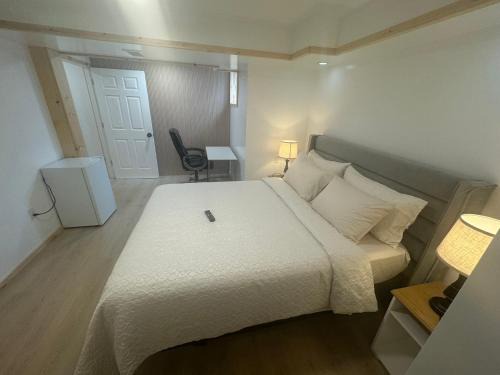 Ottawa Division Apartment | Private Entrance, private Bathroom, Bedroom and workspace