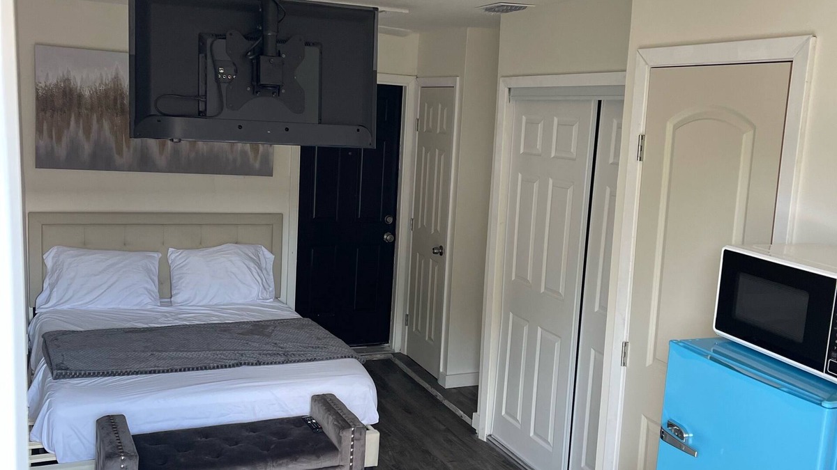 The Colony Apartment | Private entrance studio apt, free Wi-Fi & parking!