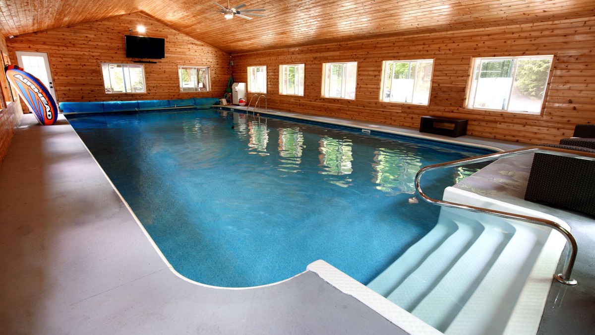 Newfoundland House | Private estate.Indoor saltwater heated Pool Tennis pickle ball &disc golf course