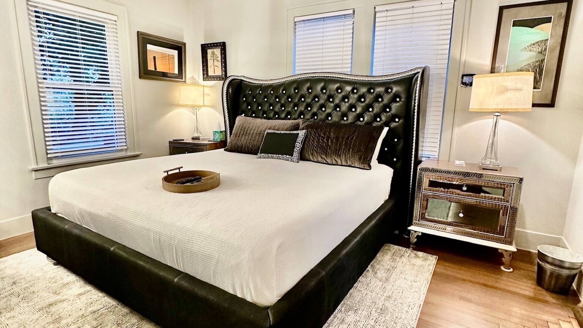 Washington Ave./ Memorial Park House | Private, Fab, Stylish & Quiet; Farmhouse- LOVE PETS! 30+Nights