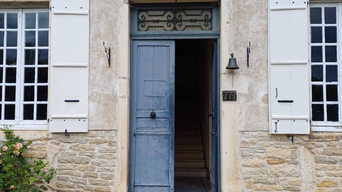 Tournus Bed & Breakfast | Private Family B&B Room "Violette"