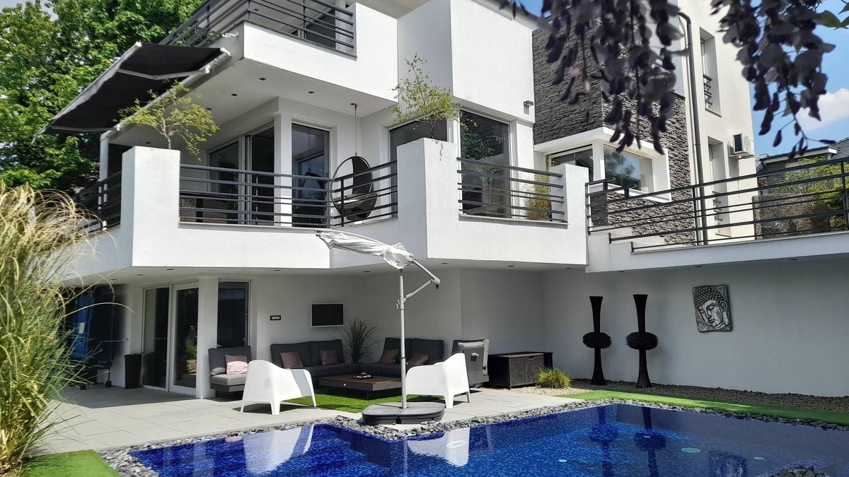 Budaors Villa | PRIVATE Family VILLA with jakuzzi & swimming pool