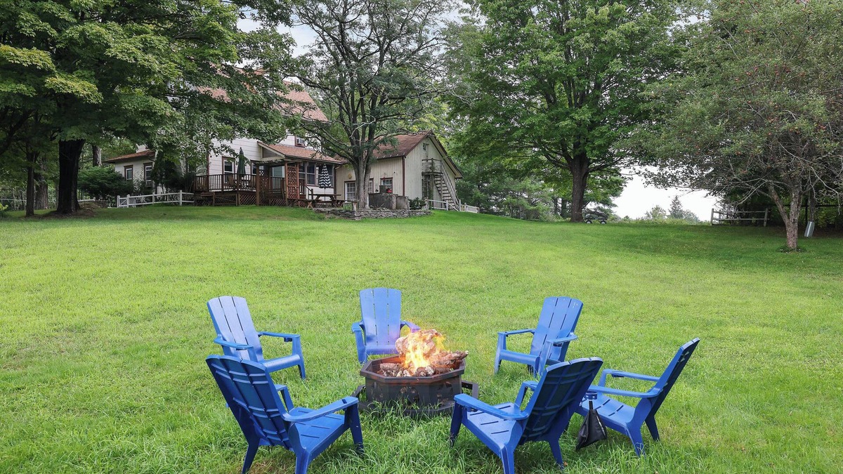 Beach Lake House | Private Farm House with Pond and A/C in Beach Lake