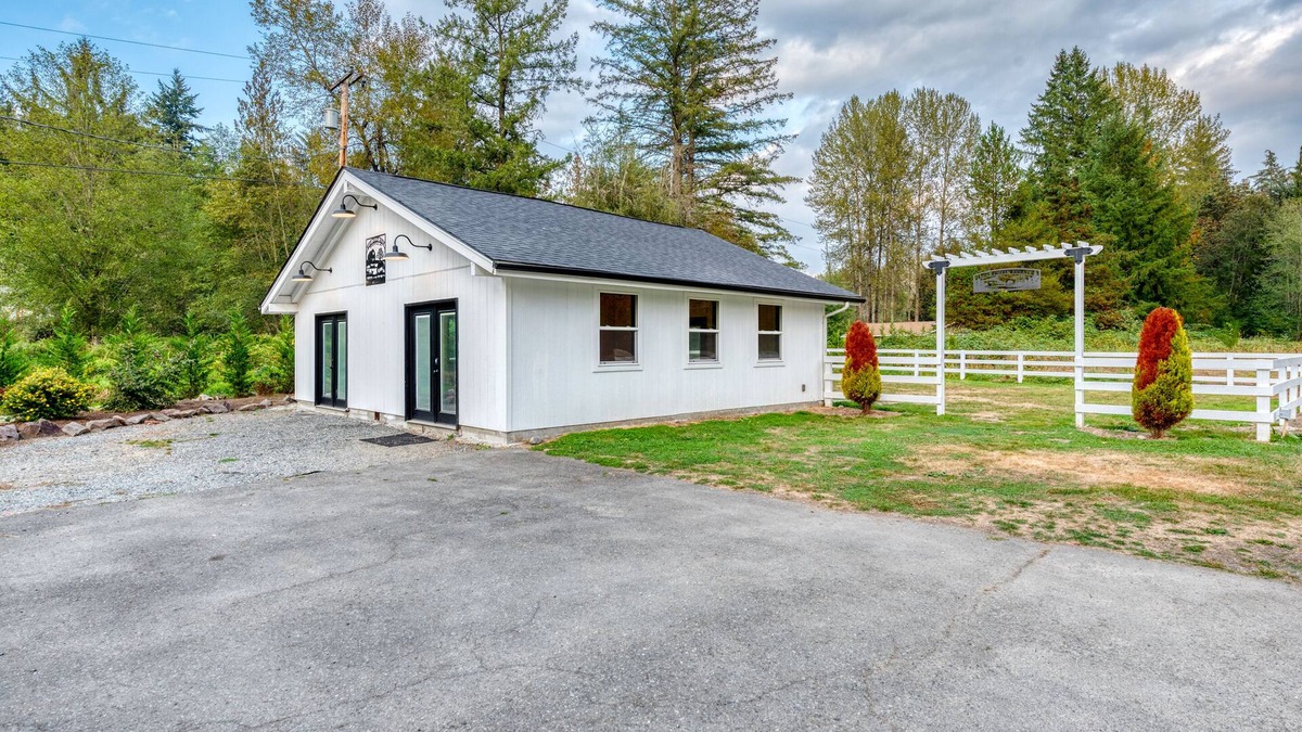 Cottage Lake House | Private Farmhouse Estate w/Barn ✔ Wedding, Event