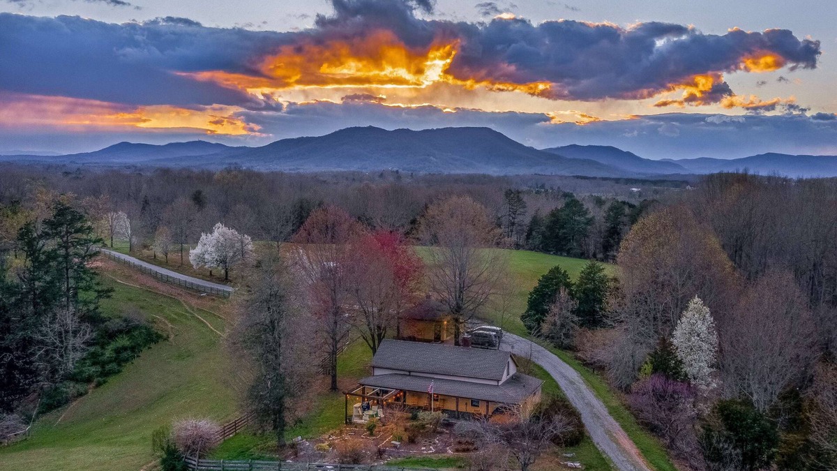 Thaxton House | Private Farmhouse w/Hot Tub and Fresh Eggs