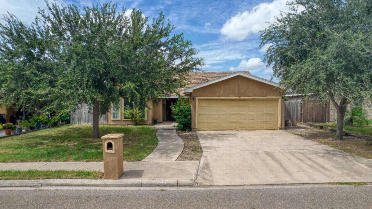 Pharr House | Private Fenced Backyard Pet Friendly Minutes to Shopping, Dining