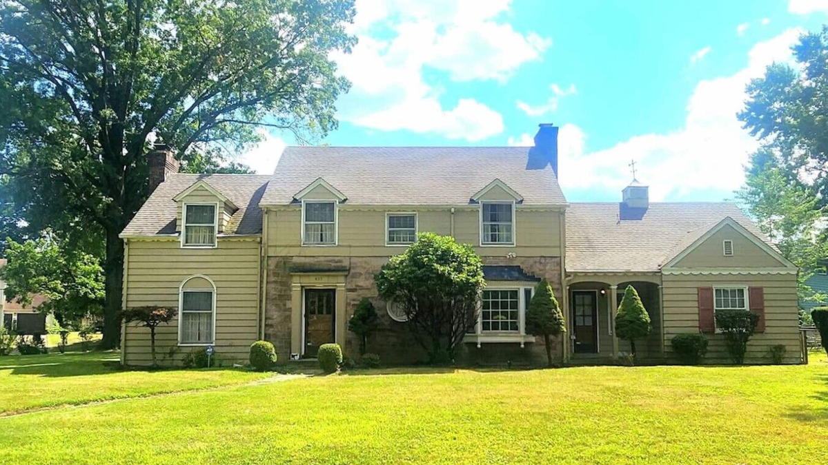 Youngstown Apartment | Private Fenced Yard King Bed Grill Fireplace