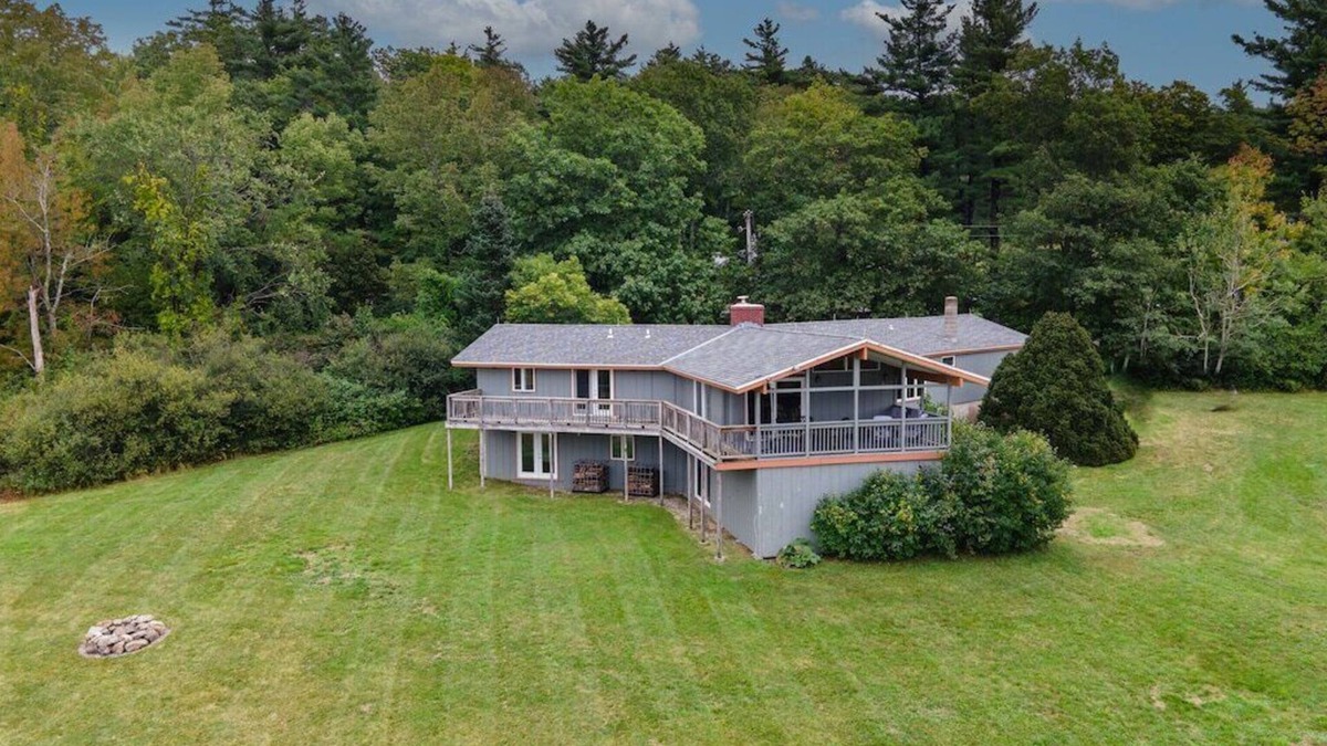 Dublin House | Private Field House - Spacious 4 Bedroom Home