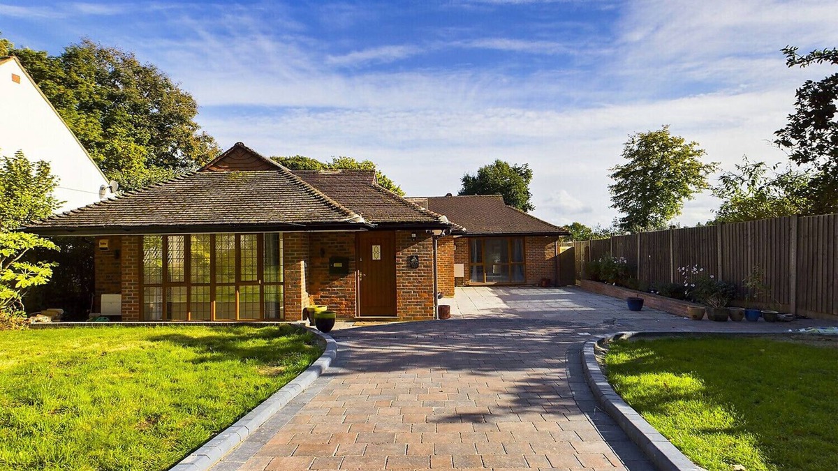 Runnymede Ski Chalet | Private Four Bedroom Bungalow in Chertsey