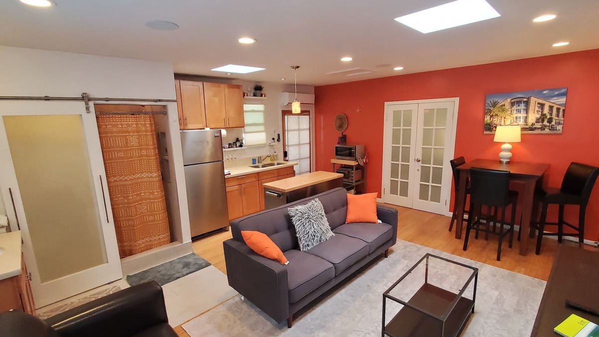 Van Nuys House | Private full guest house 30 days or more ONLY!
