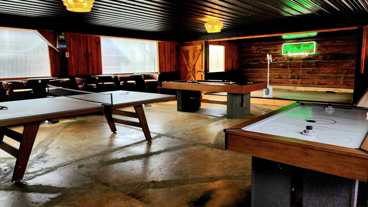 Hallsville Cabin | Private Fun Barn~Hot Tub~Pool Table~Karaoke