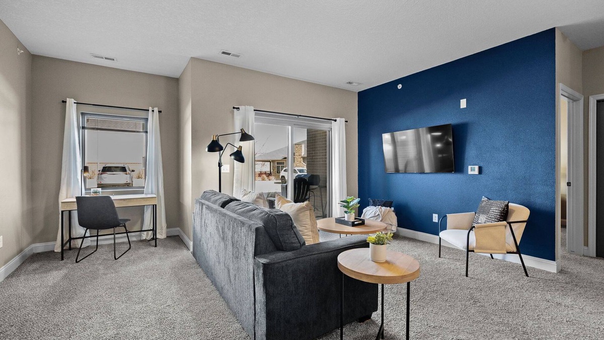 West Des Moines Apartment | Private Garage | Huge Gym | First Floor | Wifi