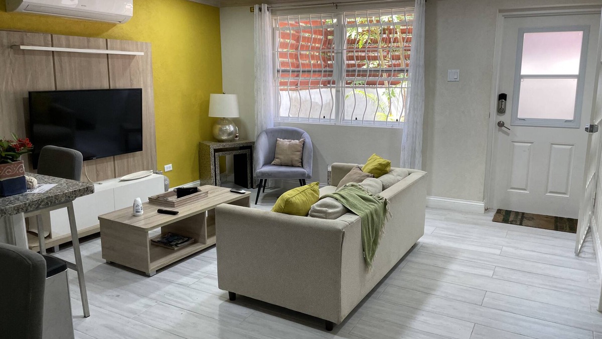 Christie Apartment | Private Garden Apartment in Warrens