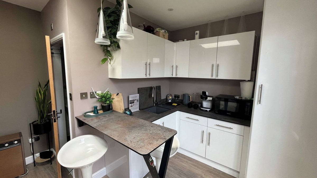Luton Apartment | Private Garden Studio - L&D Hospital -FREE Wi-fi & Parking- 15min to the Airport