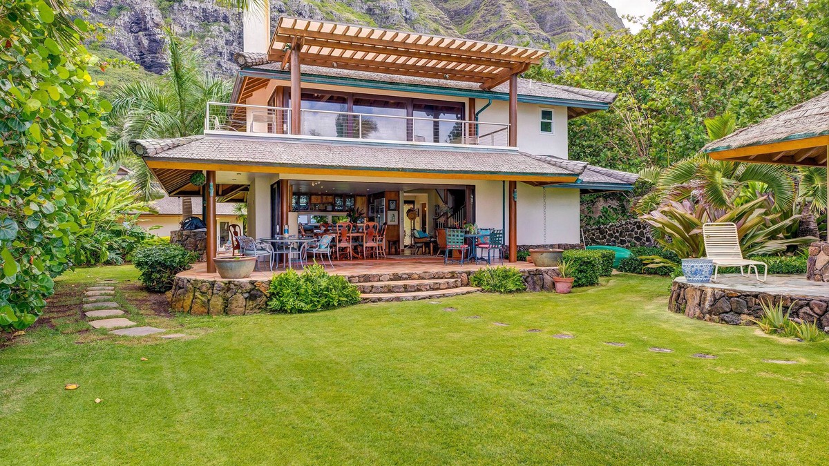 Waimanalo House | PRIVATE, GATED ESTATE steps away from the beach - and paradise!