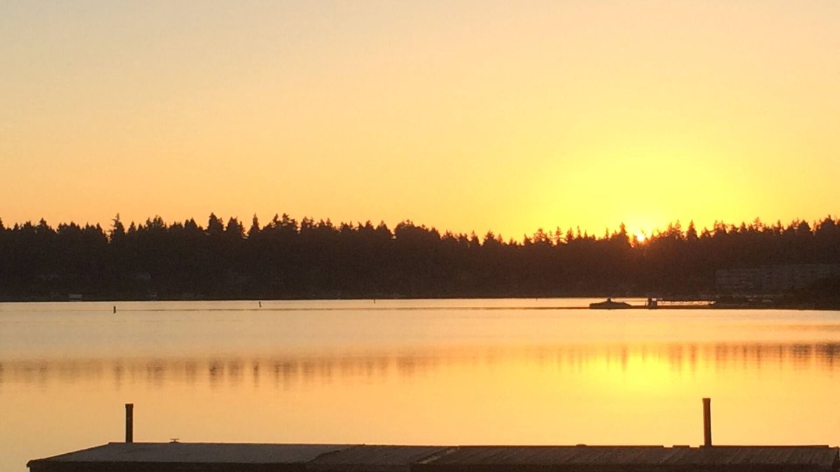 Tillicum House | Private Gated Water Lake Front Home. Private beach and dock near Chamber Bay GC