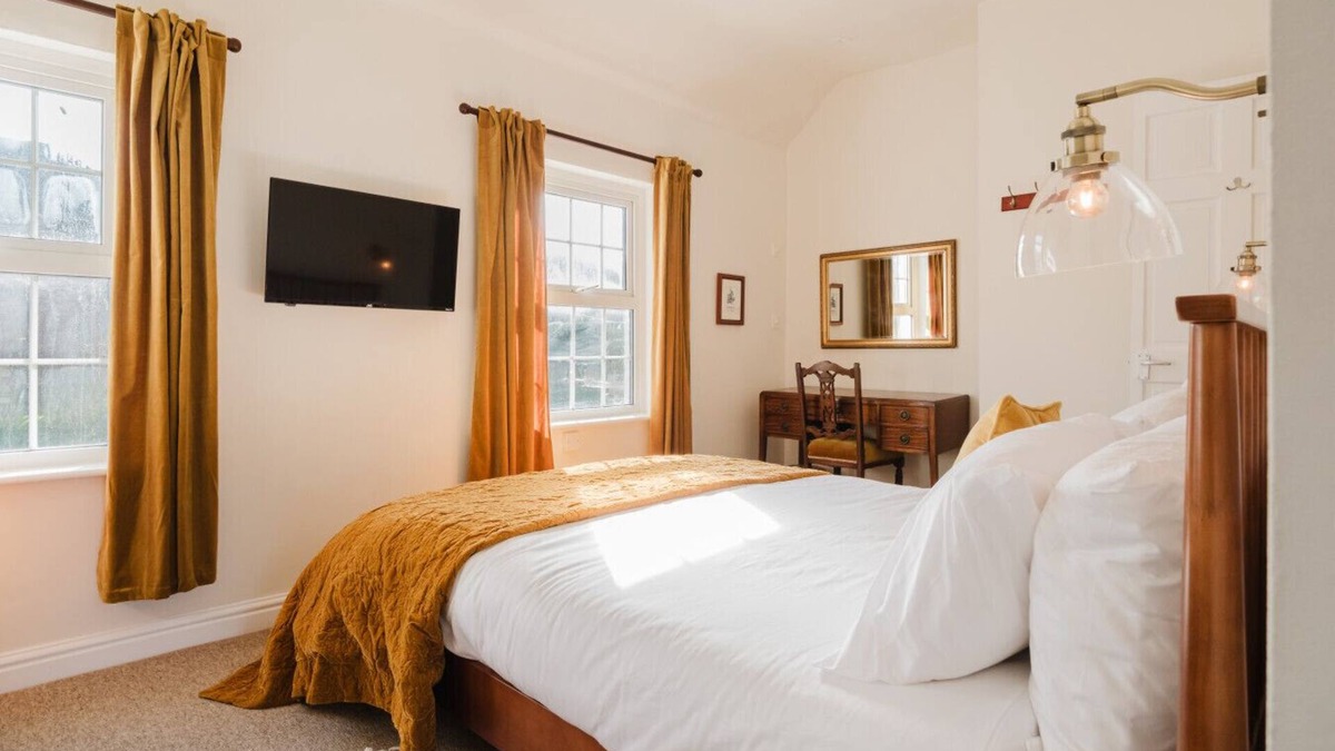 Axford Condo | Private Room Above The Silks Pub (Room 2)