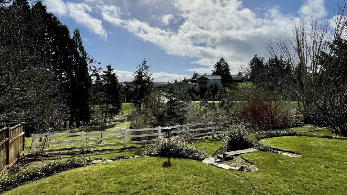 West Salem House | Private getaway in a beautiful neighborhood