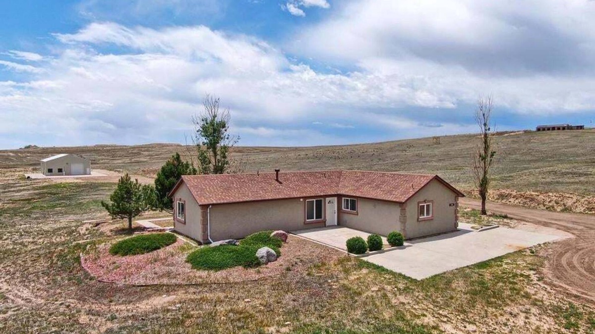 Peyton House | Private getaway on 38 acres of tranquility in Peyton, CO